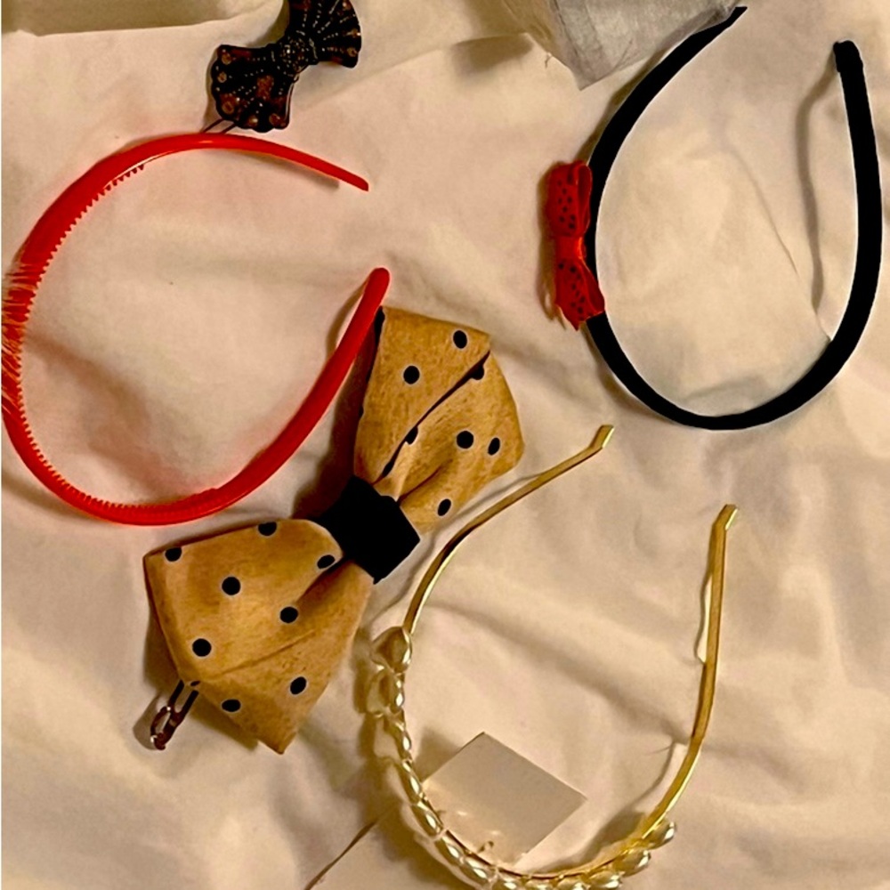 Three hair bands, two bow clips, a makeup bag and two jewelry bags!